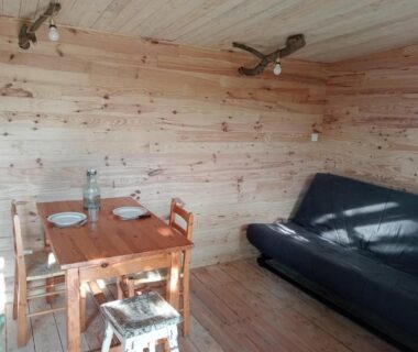 Intérieur en bois avec table et canapé dans la cabane perchée et le chêne
