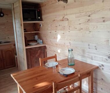 Intérieur avec table et chaises dans la cabane perchée et le chêne