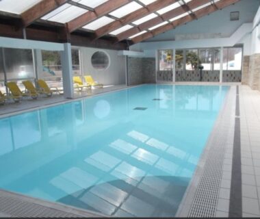 Piscine intérieure avec chaises longues du camping 4**** proche mer