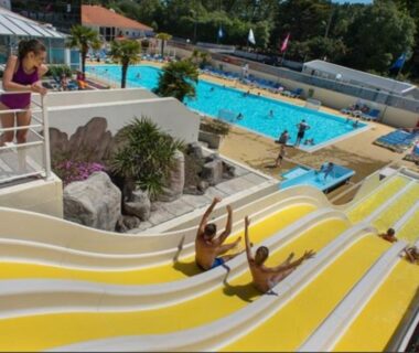 Complexe aquatique avec toboggans et piscine au camping 4 étoiles proche mer