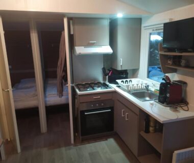Intérieur avec cuisine équipée et coin nuit du camping 4**** proche mer