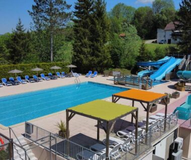 Piscine extérieure avec toboggans et transats au camping Le moulin