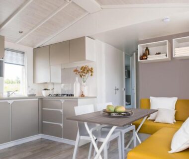 Intérieur de mobil‑home avec kitchenette et banquette au camping Le moulin