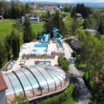 Vue aérienne du parc aquatique et piscine couverte au camping Le moulin