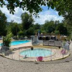 Piscine extérieure avec bassin enfant et bar au camping Youpendi
