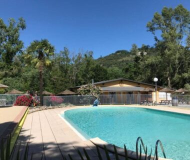 Piscine extérieure et terrasse en bois au camping Youpendi