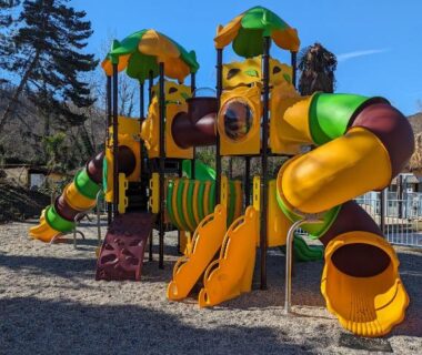 Aire de jeux extérieure avec toboggans au camping Youpendi