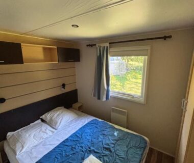Chambre avec lit double et serviettes dans le camping Youpendi