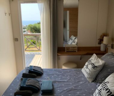 Chambre avec lit serviettes et vue mer au camping de la falaise à Equihen-Plage