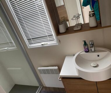 Salle de bains avec lavabo et douche au camping de la falaise à Equihen Plage