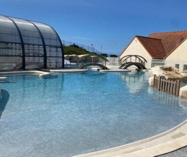 Piscine extérieure avec abri et passerelle au camping de la falaise à Equihen Plage
