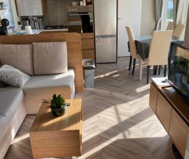 Salon et kitchenette lumineux dans l'hébergement du camping de la falaise à Equihen Plage