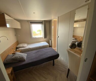 Chambre avec deux lits simples et fenêtre au camping de la Falaise à Equihen Plage