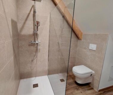 Salle de bain avec douche à l'italienne et WC du camping haipenée