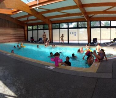 Piscine couverte avec baigneurs au camping haipenée