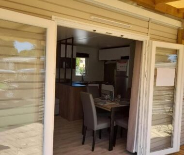 Terrasse en bois et baie vitrée du mobil-home au camping la carabasse
