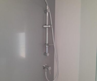 Salle de bain avec douche moderne du camping la carabasse