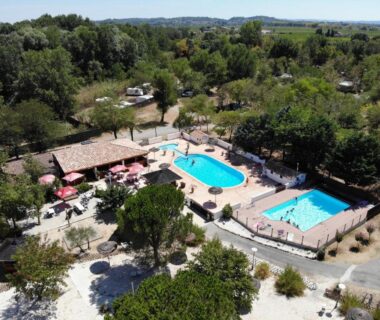 Vue aérienne sur deux piscines et terrasse du camping le Fief d'Anduze