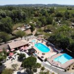 Piscines extérieures et terrasse ombragée au camping le Fief d'Anduze