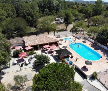 Piscine extérieure avec parasols et transats au camping le Fief d'Anduze