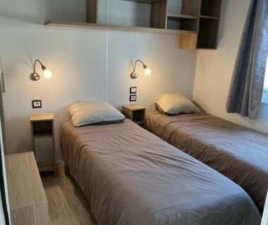 Chambre avec deux lits simples et appliques au camping le residentiel de la mer