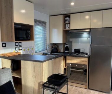 Intérieur cuisine équipée dans un mobil-home au camping le residentiel de la mer