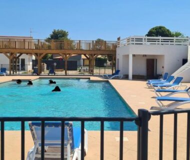 Piscine extérieure et chaises longues au camping Le Résidentiel de la Mer