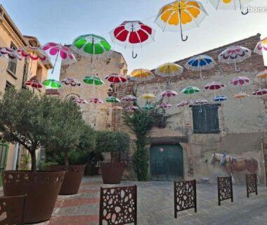 Place ornée de parapluies colorés suspendus dans le camping le residentiel de la mer