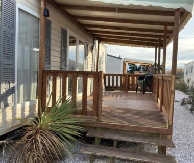 Terrasse en bois avec chaises devant mobil-home au camping le residentiel de la mer