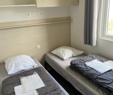 Chambre avec deux lits simples dans le mobil home A16 au camping les dunes