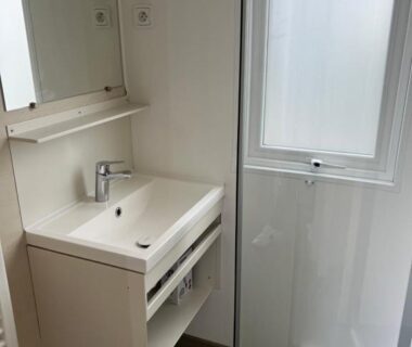 Salle de bains avec lavabo et douche dans le mobil home 6 personnes A16 au camping les dunes 5 étoiles