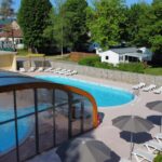 Piscine extérieure avec dôme et transats au camping les pêcheurs