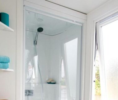 Salle d'eau avec cabine de douche et serviettes dans le camping les pêcheurs