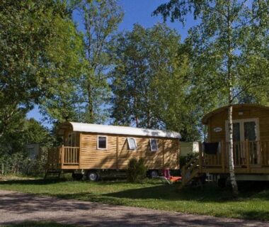 Mobil-homes en bois dans un bosquet au camping les pêcheurs