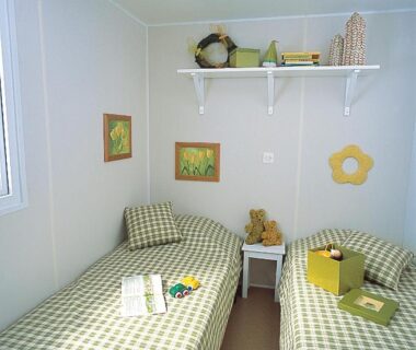 Chambre avec deux lits jumeaux au camping les pêcheurs
