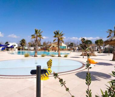 Bassins et grande piscine en plein air au camping les sables du midi