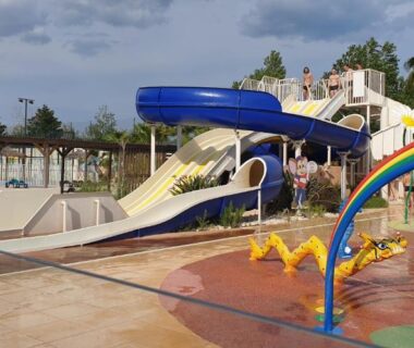 Aire aquatique avec toboggans au camping les sables du midi