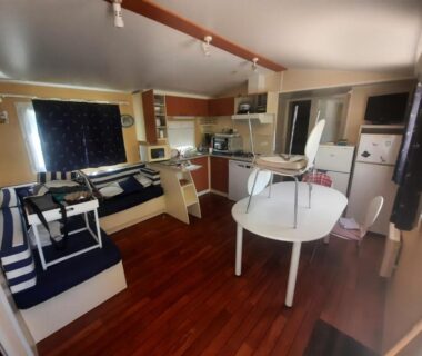Intérieur avec salon et cuisine du mobil home climatisé 3 chambres Fréjus domaine du pin de la lègue
