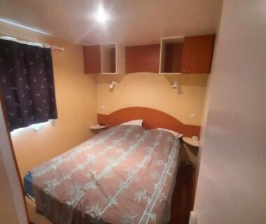 Chambre avec lit double dans le mobil home climatisé 3 chambres Fréjus domaine du pin de la lègue