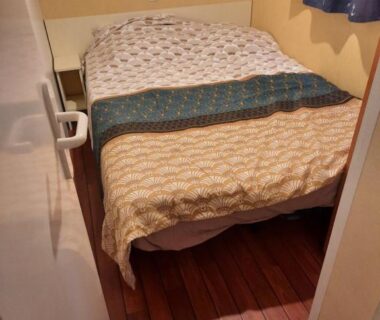 Chambre avec lit double et parquet dans le mobil home climatisé 3 chambres Fréjus domaine du pin de la lègue