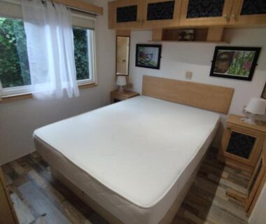 Chambre avec lit double et rangements lumineux du camping proche du Touquet