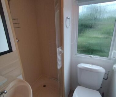 Salle de bain avec douche et toilettes dans le camping proche du Touquet