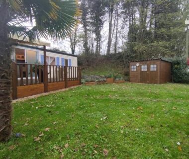 Terrasse et jardin avec abri en bois au camping proche du Touquet