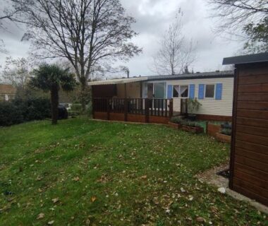 Pelouse et terrasse devant mobil home au camping proche du Touquet