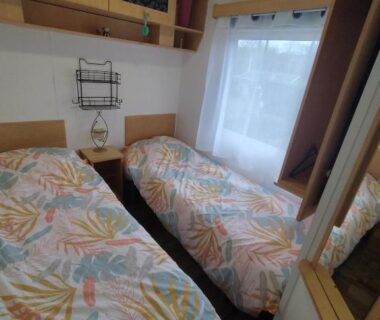 Chambre avec deux lits jumeaux dans le mobil-home du camping proche du Touquet