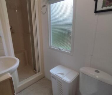 Salle d'eau avec douche lavabo et toilettes dans le camping proche du Touquet
