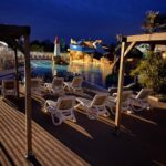 Piscine nocturne avec transats et toboggan au camping sol a gogo 3 chambres