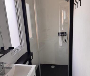Salle d'eau avec douche vitrée et lavabo dans le camping Sol a Gogo 3 chambres
