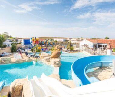 Espace aquatique avec piscines et toboggans au camping sol a gogo 3 chambres