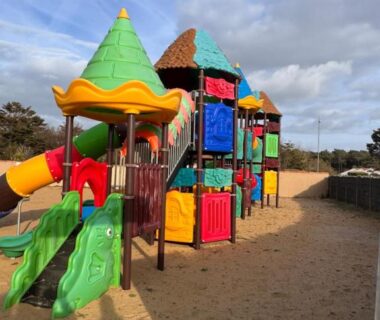 Aire de jeux sur sable au camping sol a gogo 3 chambres
